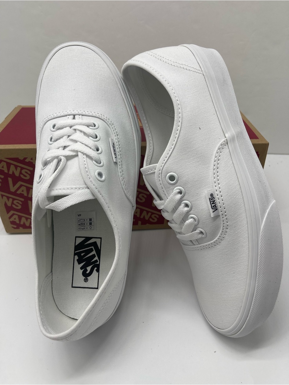 Vans WMNS Authentic True White
VN000EE3W00 Sneakers
Low-Top Canvas - Picture 10 of 16